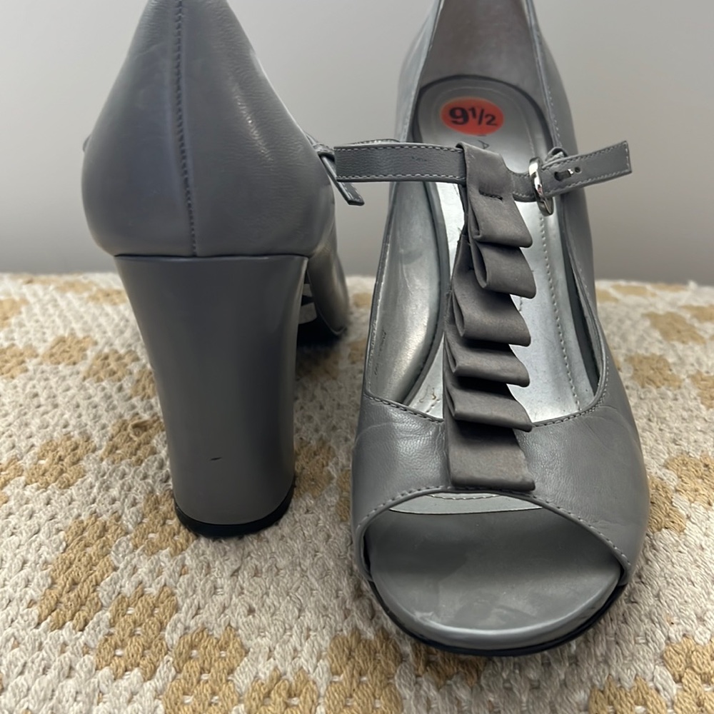 Gray Tahiti open toe strap heels Size 9.5